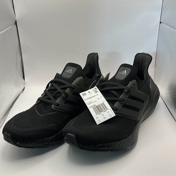 Adidas Ultraboost 22 Triple Black - Picture 2 of 5